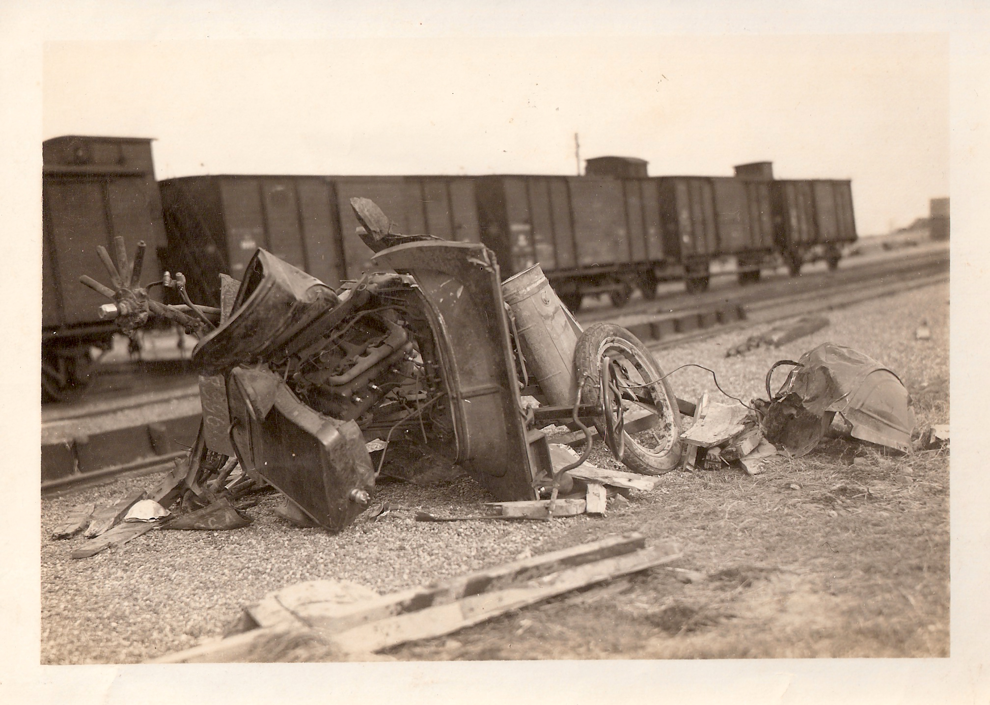 Auto onder trein Dirk Lolkes Bergema 1928