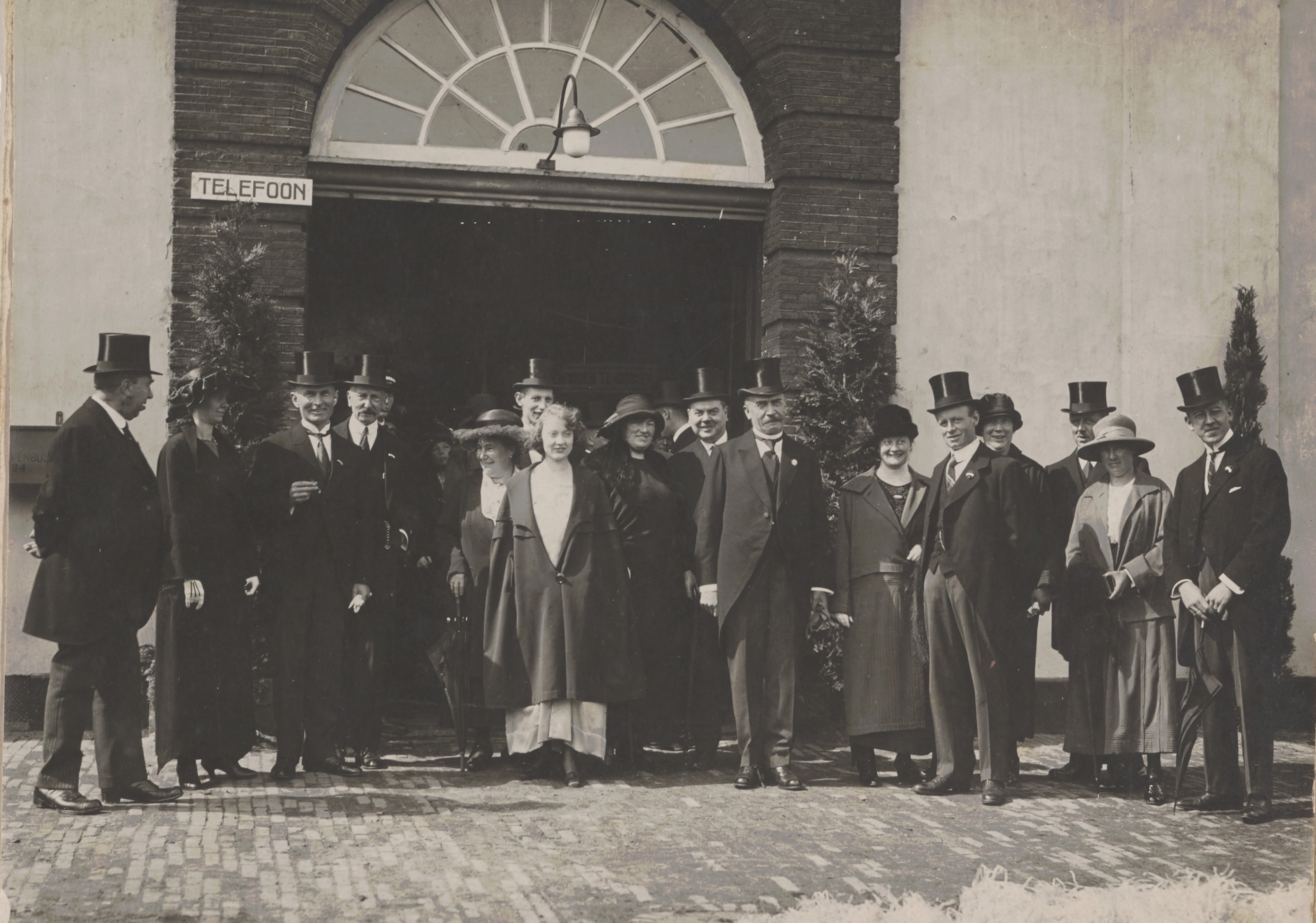 Een foto uit 1923 wanneer koningin Wilhelmina Gouda bezoekt.