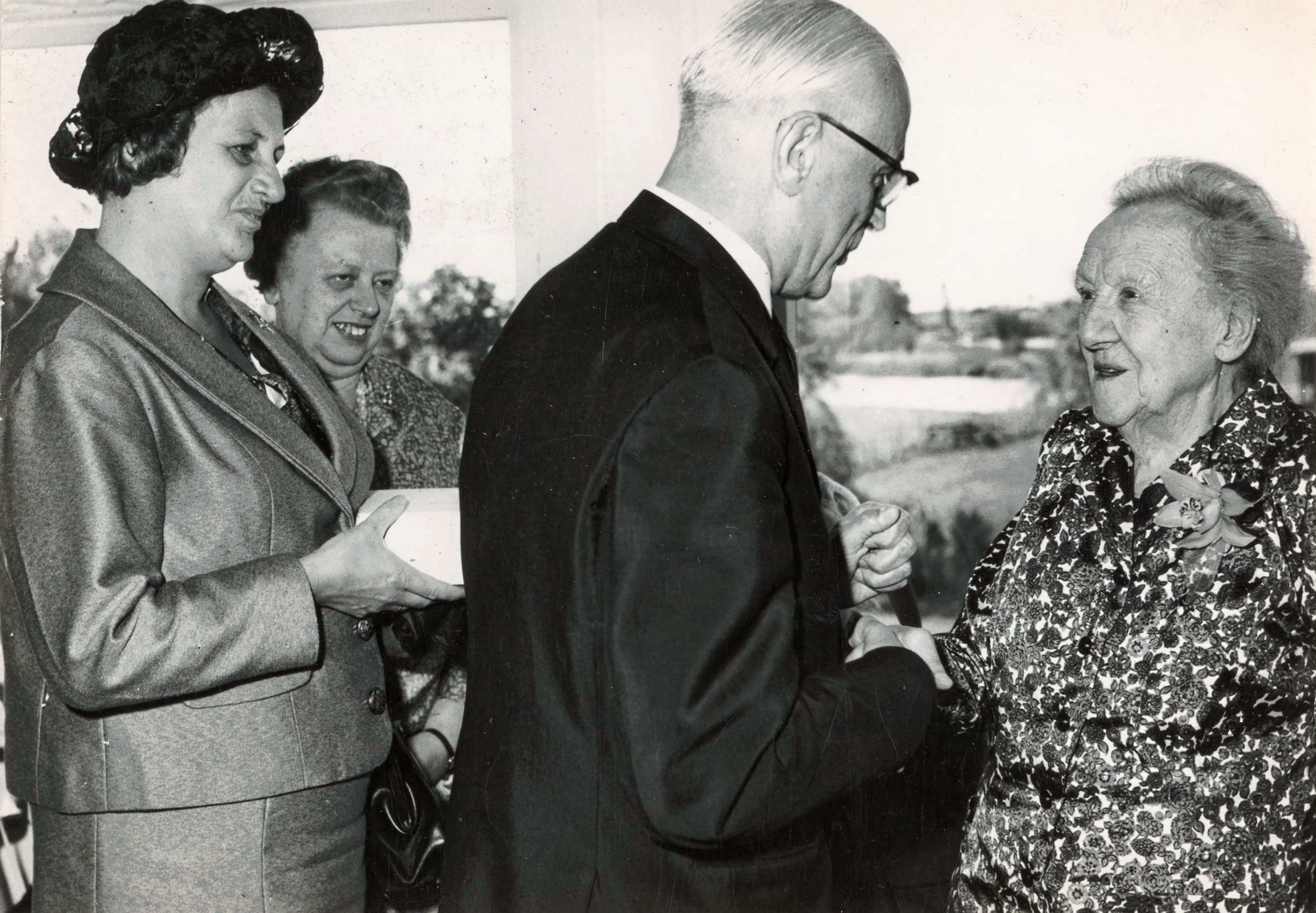 De 100 jarige mevrouw N. van Holst-La Grand, 1966