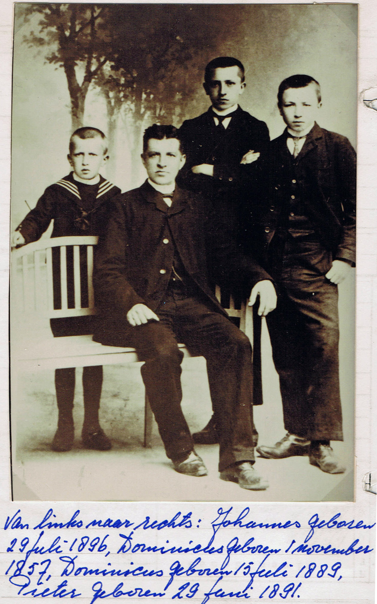 Dominicus van den Bergh (1857-1935)en zonen