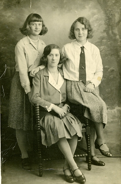 Wilhelmina Kreffer (links), Hendrica Cornelia van Remmen (midden) en Maria Wilhelmina Kreffer (rechts)