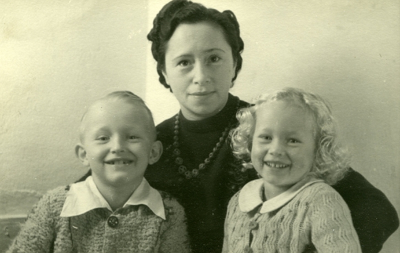 Jan en Hank la Grand, samen met moeder