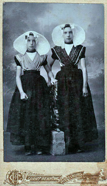 Jobbina Cornelia la Grand (links) en Jacoba la Grand (rechts)