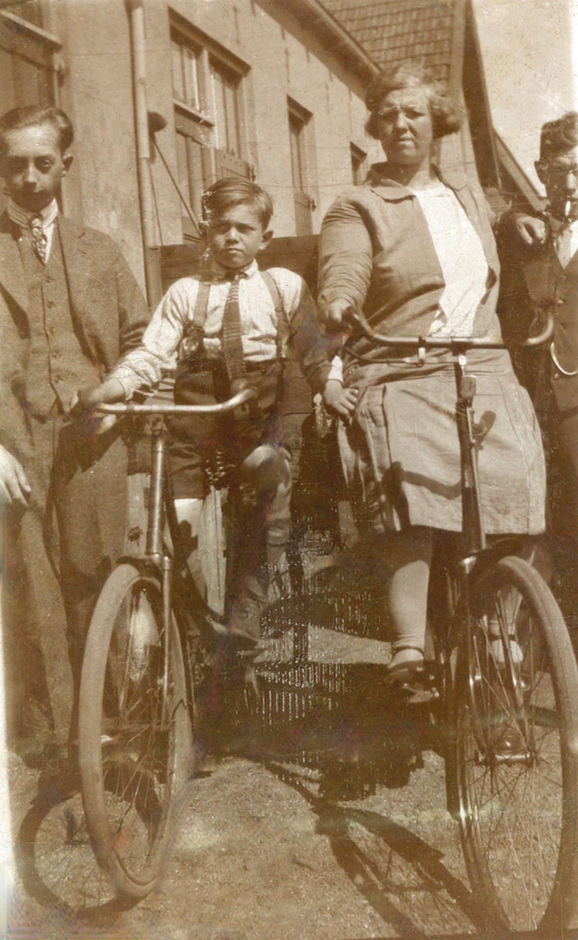 Willemina la Grand-Koster met zoons Dirk en Johannes Christiaan