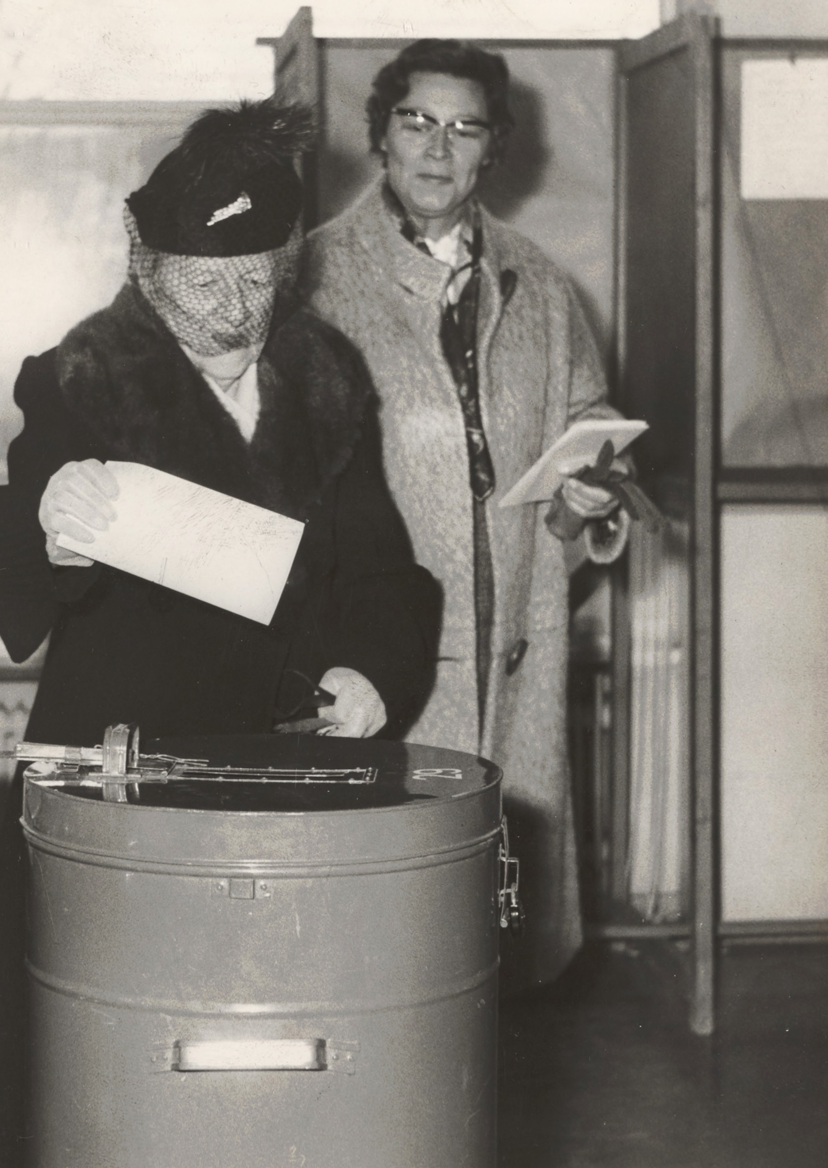 Mevrouw N. van Holst-la Grand brengt in Huize Juliana haar stem uit voor de Statenverkiezingen van 1966.